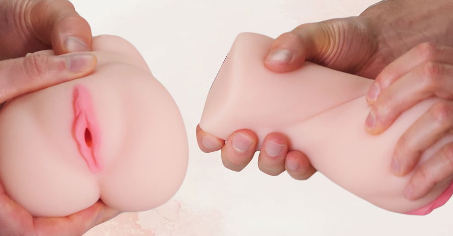 hand die een nepkutje vasthoudt seksspeeltje